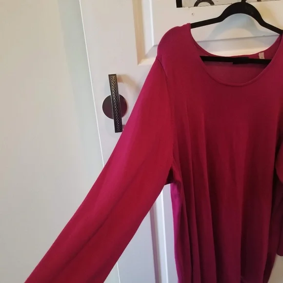T Tahari Asymmetrical Pomegranate Sweater Top - Picture 2 of 6